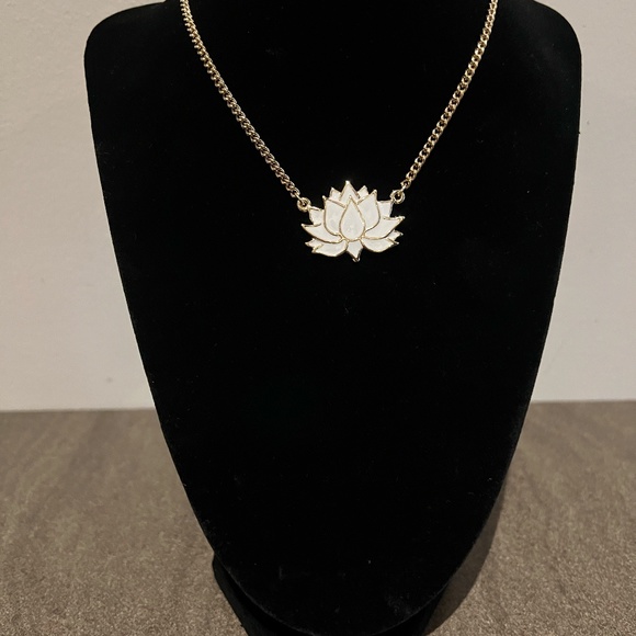 Necklace with a white water lily on a thin chain - Picture 2 of 3